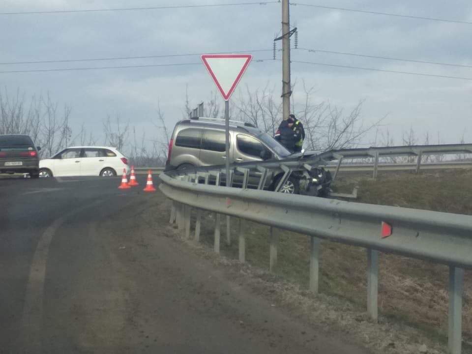 Под Львовом отбойник "спас" авто от падения с моста (Фото) 