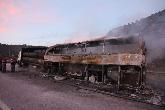 В Турции пассажирский автобус попал в ДТП и загорелся: есть жертвы (фото)