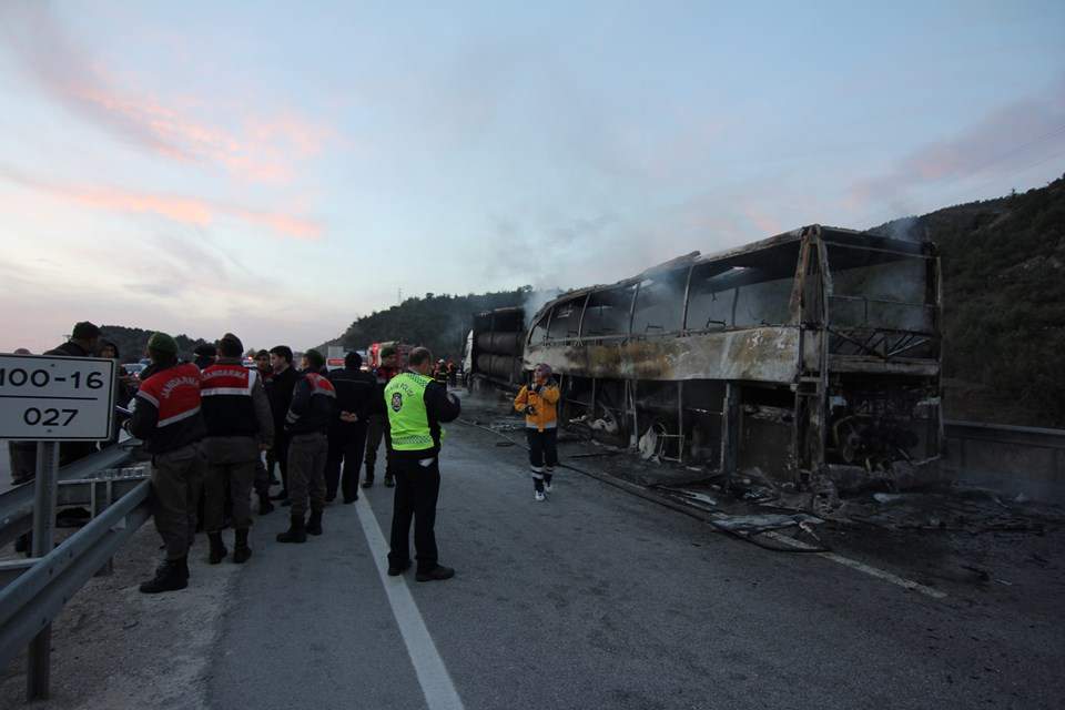 В Турции пассажирский автобус попал в ДТП и загорелся: есть жертвы (фото)