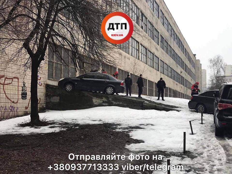 В Киеве "Opel" вылетел с дороги в стену (фото)
