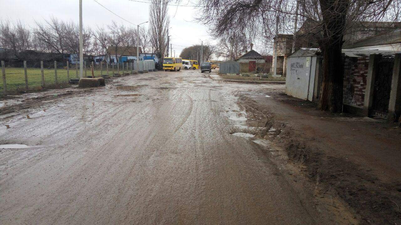 В Одессе  уже три года местные жители своими силами пытаются подлатать дорогу