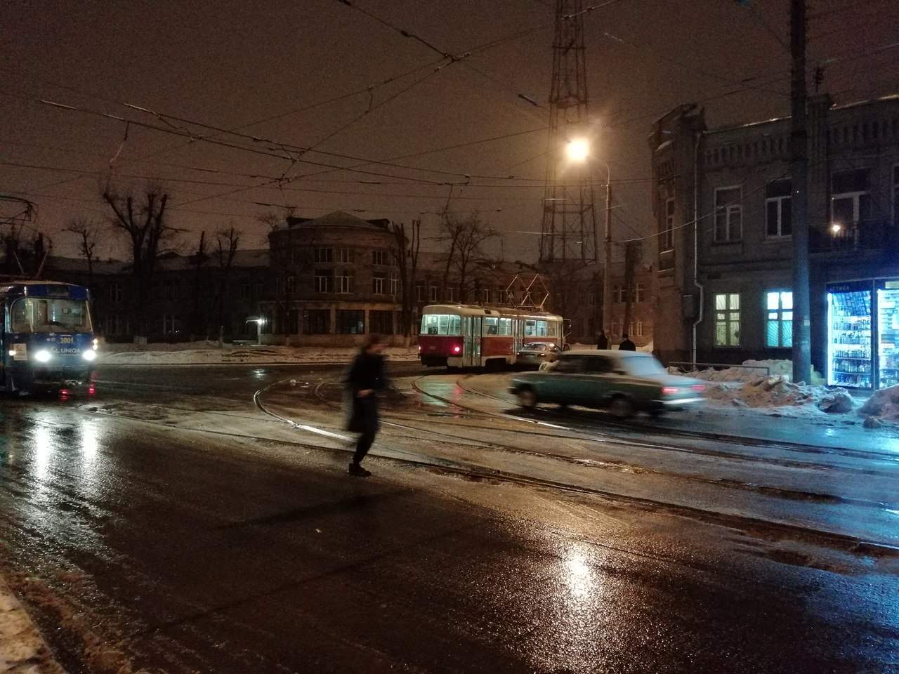 В Харькове произошло ДТП с участием легкового автомобиля и трамвая (фото)