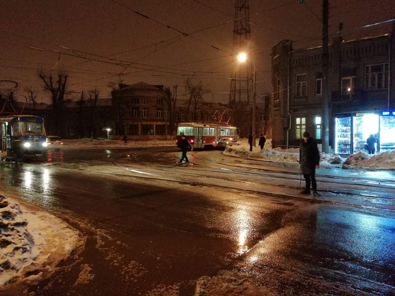 В Харькове произошло ДТП с участием легкового автомобиля и трамвая (фото)