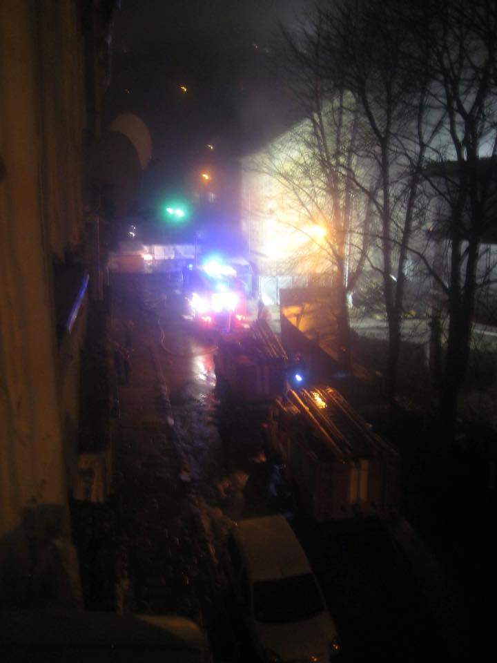 Во Львове на территории новостройки начался пожар (фото)