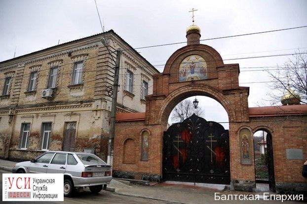 В Одесской области вандалы облили красной краской ворота мужского монастыря (фото)