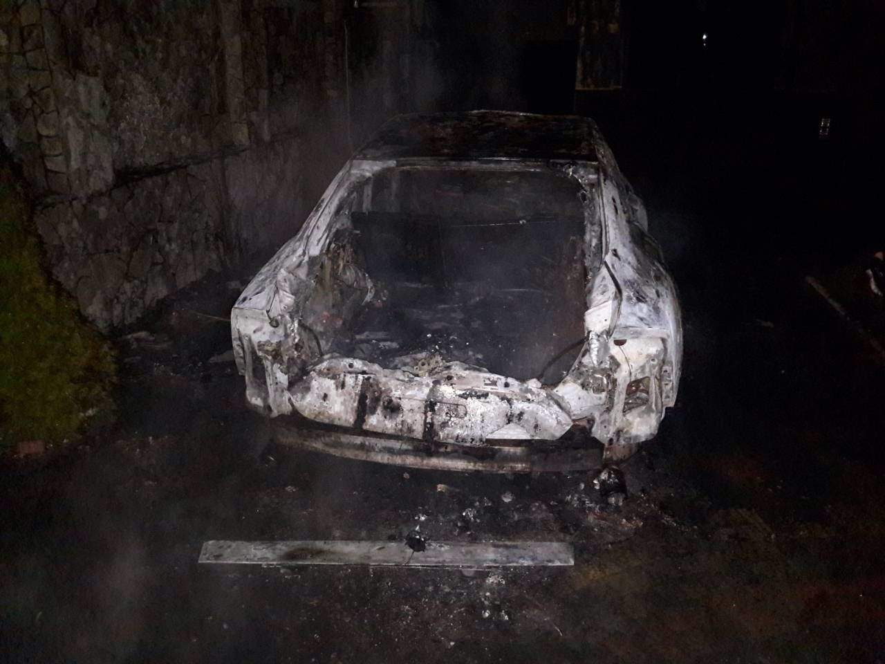 В Закарпатской области в результате конфликта двух семей ромов, подожгли престижное авто 