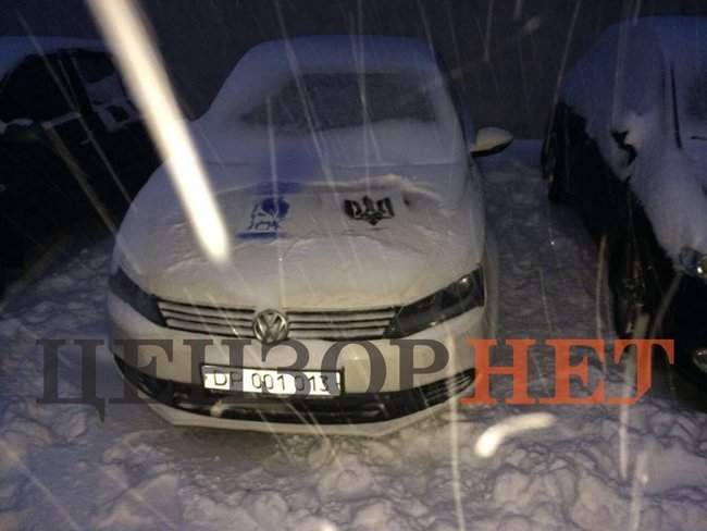 В Киеве неизвестные нарисовали украинскую символику на автомобилях российских дипломатов