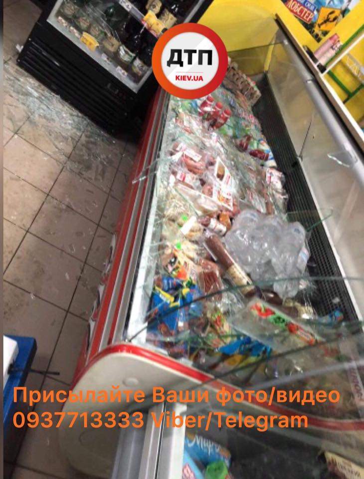 В Киеве неизвестные в масках разгромили продуктовый магазин (фото)