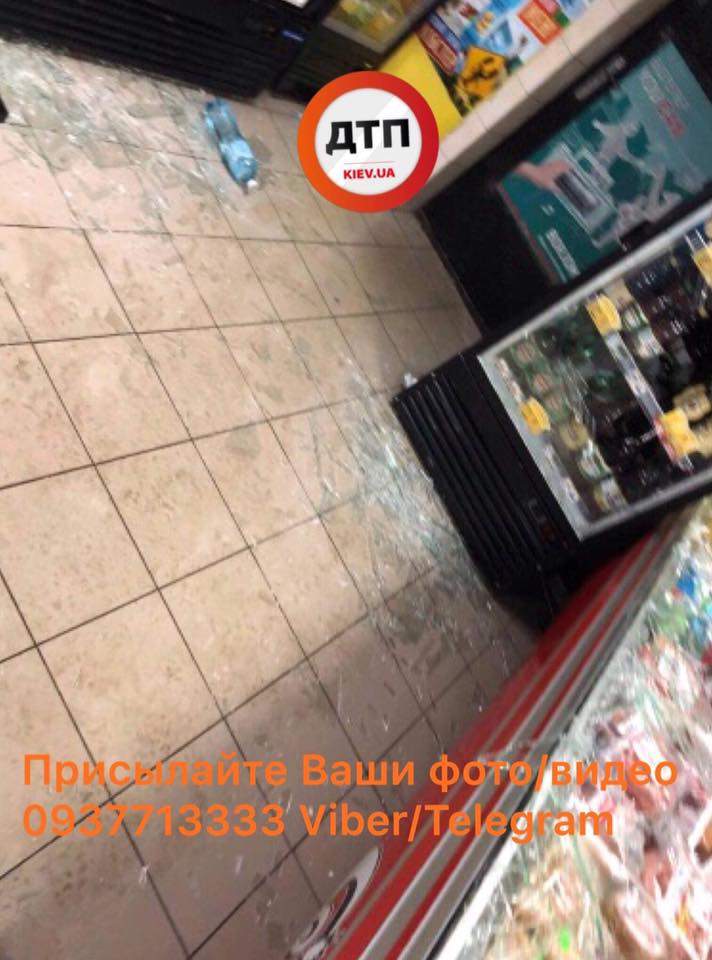 В Киеве неизвестные в масках разгромили продуктовый магазин (фото)