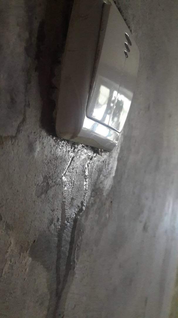 "По колено воды": в Харькове в многоэтажном доме протекла крыша (видео)