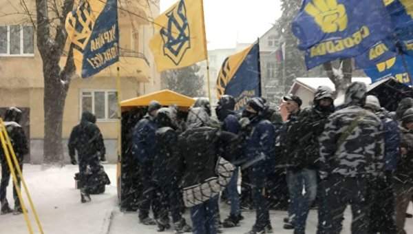 Во Львове и Одессе националисты прекратили блокирование зданий консульств РФ