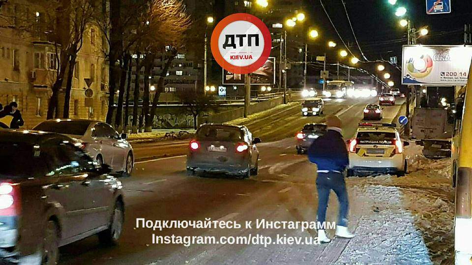 В Киеве  столкнулось сразу три автомобиля (фото)