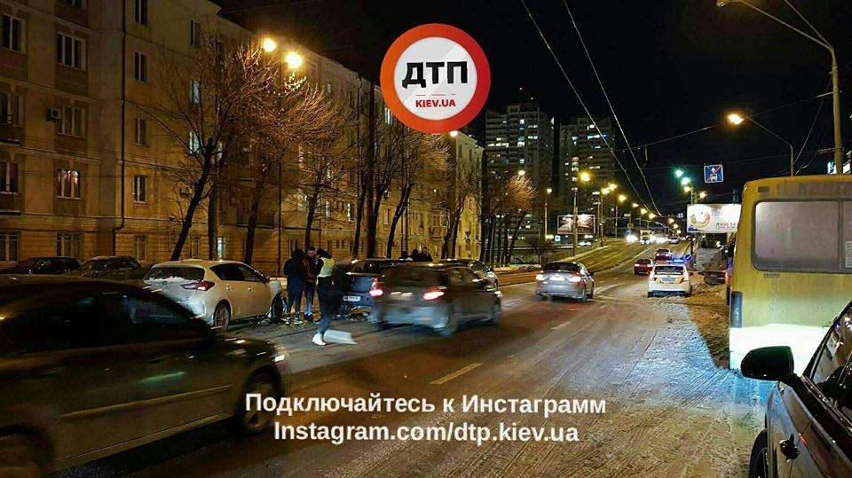 В Киеве  столкнулось сразу три автомобиля (фото)