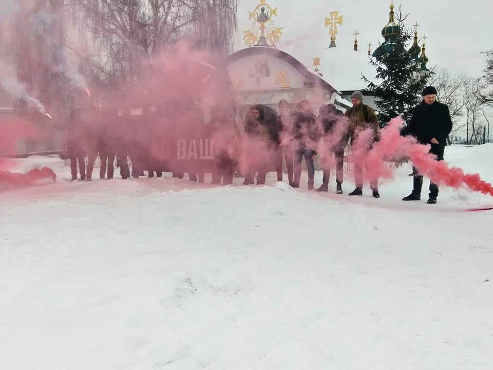 В Киеве радикалы из С14  снова пришли к стенам Десятинного монастыря с намерением устроить "перформанс" (Видео, фото)