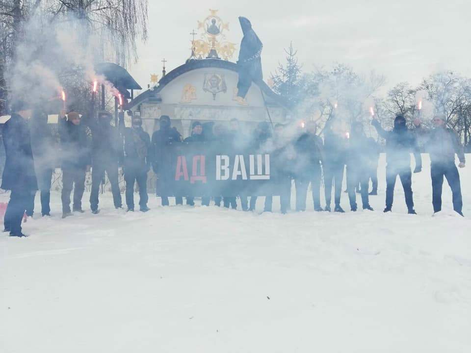 В Киеве радикалы из С14  снова пришли к стенам Десятинного монастыря с намерением устроить 