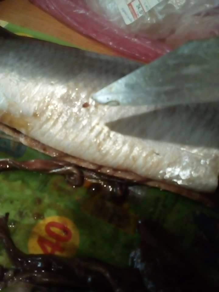 В одесском супермаркете продают рыбу с глистами (фото)