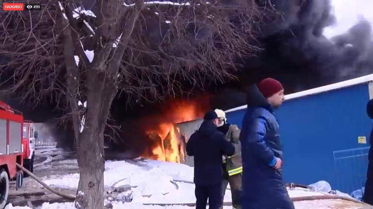 В Черновцах на крупнейшем рынке произошел серьезный пожар: уничтожен сектор с коврами (видео)