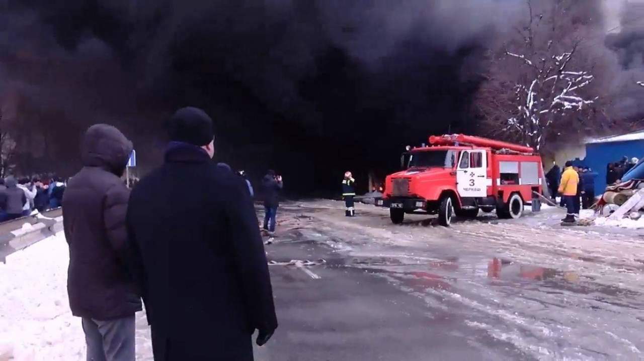 В Черновцах на крупнейшем рынке произошел серьезный пожар: уничтожен сектор с коврами (видео)