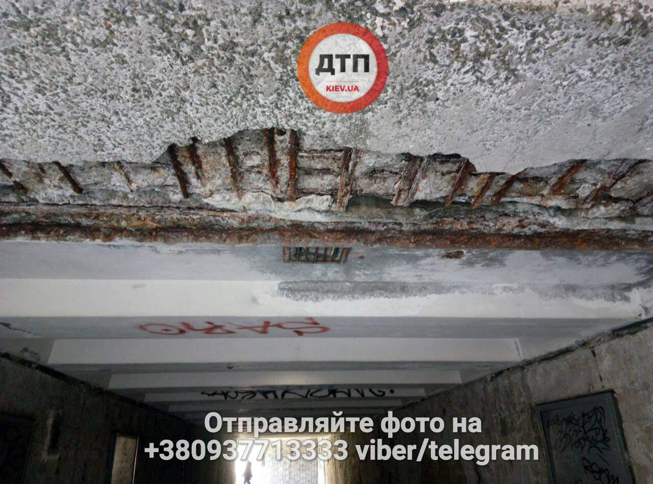 В Киеве возле ТЦ "Караван" продолжает разрушаться подземный переход (фото)