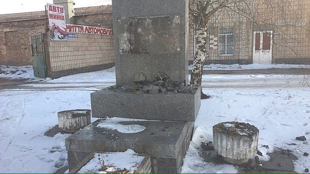 В Житомирской области вандалы с кувалдами напали на памятник Ватутину