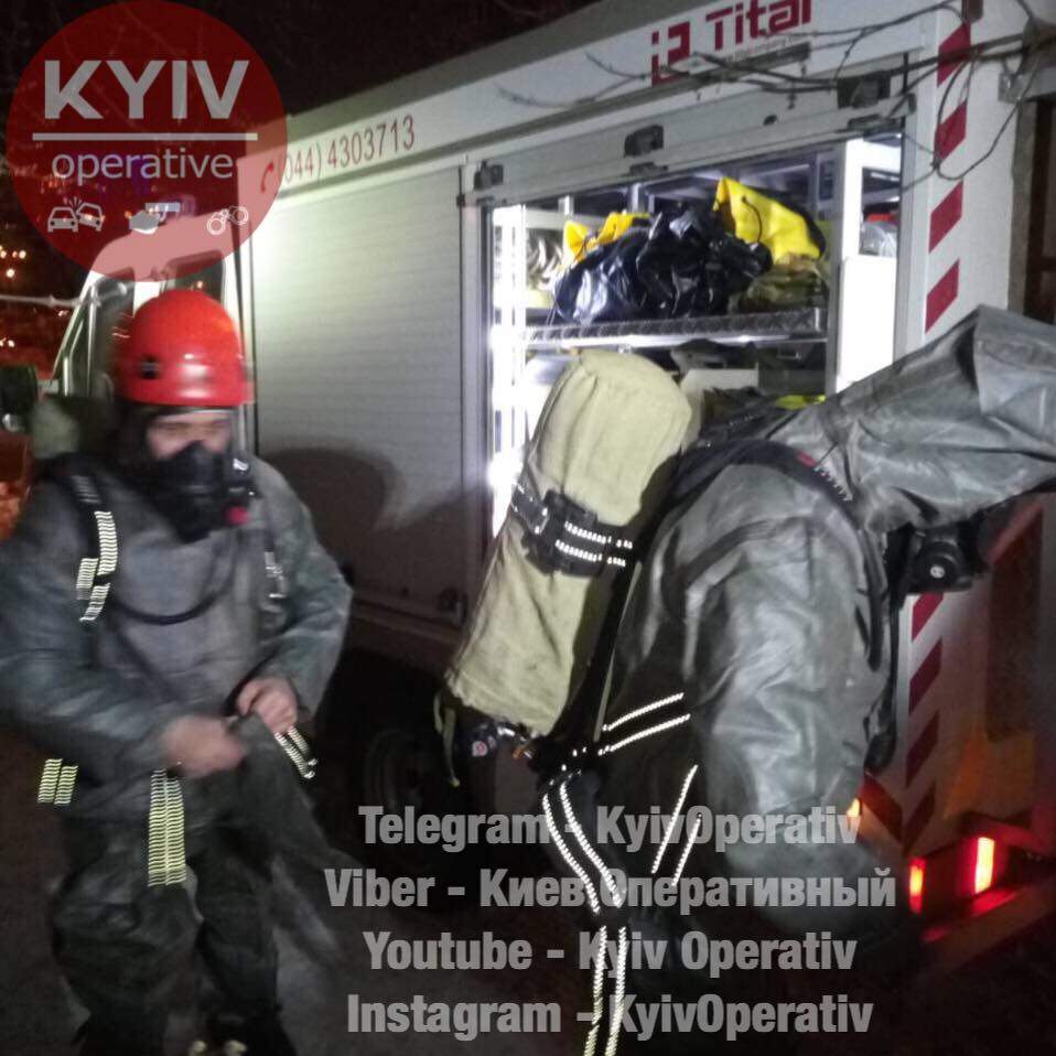 В Киеве  спасатели  достали бездыханное и обгоревшее тело мужчины с канализационного люка