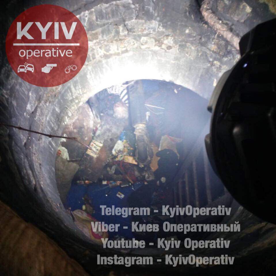 В Киеве  спасатели  достали бездыханное и обгоревшее тело мужчины с канализационного люка