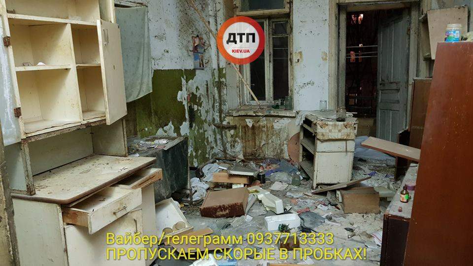 В центре Киева в заброшенном здании подростки нашли труп  бездомного (фото)