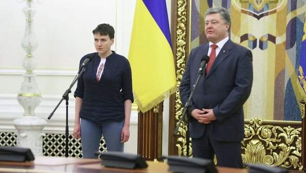 Савченко утверждает, что увидела страх в глазах  Порошенко, когда впервые пожала ему руку