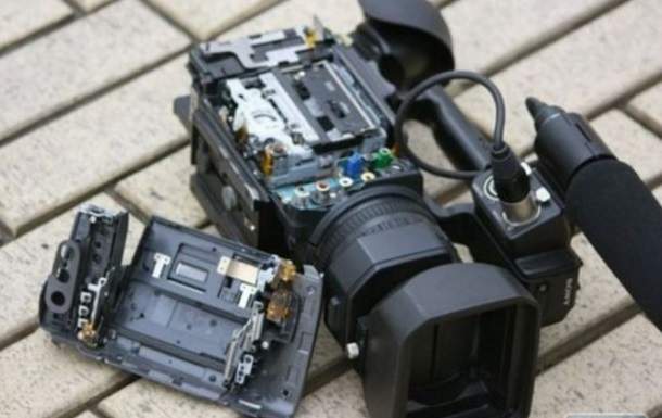 В Одессе неизвестные повредили видеокамеру журналиста, который вел репортаж