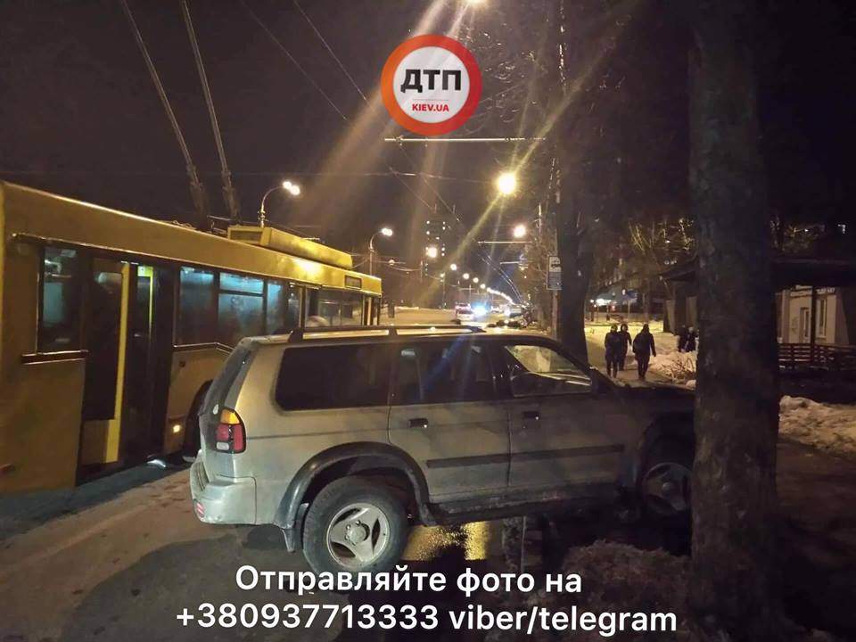 В Киеве "герой парковки" решил припарковаться на остановке общественного транспорта 