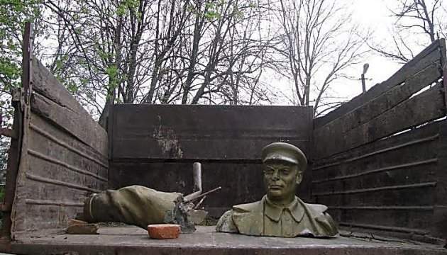 В Одесской области демонтирован последний коммунистический памятник
