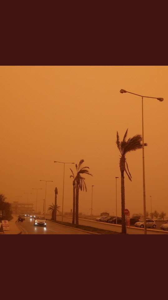 Греческий остров поглотила африканская пыль (фото)