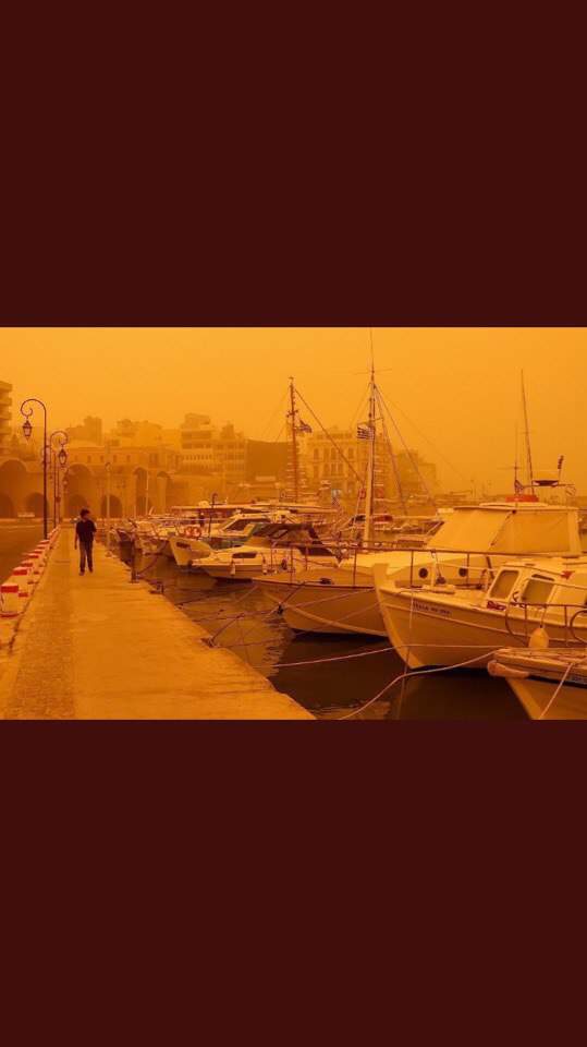 Греческий остров поглотила африканская пыль (фото)