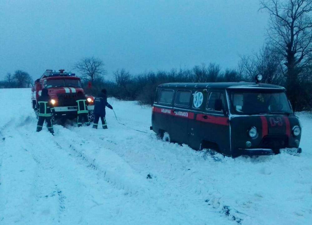 В Одесской области автомобиль скорой помощи с годовалым ребенком попал в снежный занос 
