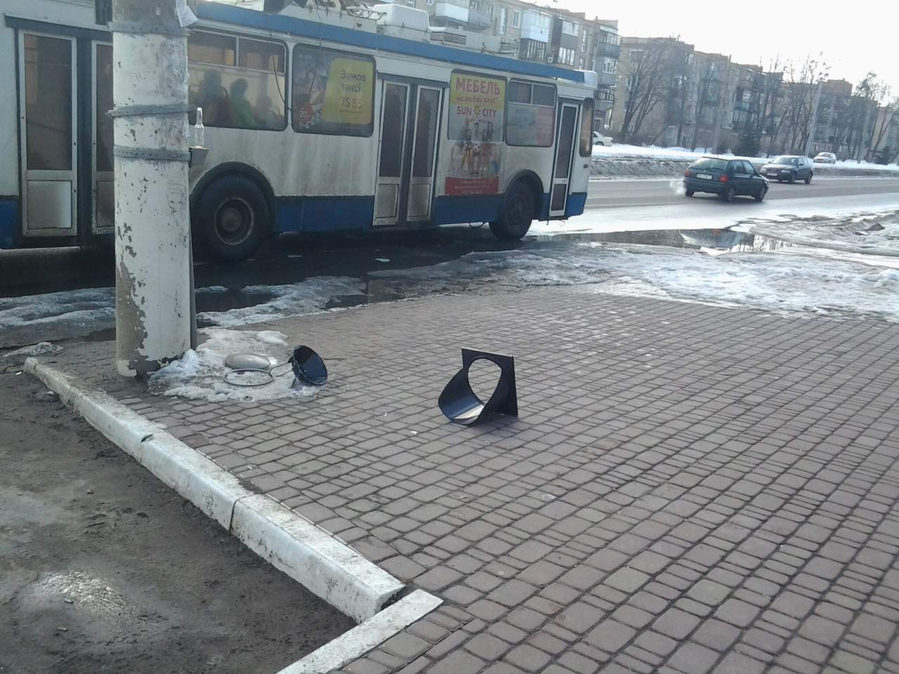 В Харькове у троллейбуса отпали "рога" и поломали светофор (фото)