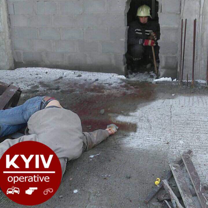 В Киеве с высоты упал и разбился мужчина (Фото) 