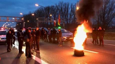 В столице Бельгии таксисты устроили забастовку против нового транспортного плана (фото)