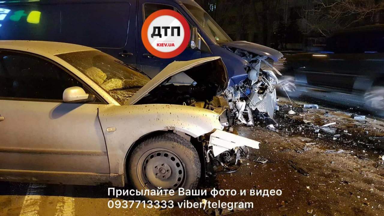 В Киеве водитель легковушки в состоянии наркотического опьянения протаранил микроавтобус (фото)
