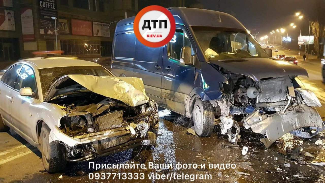В Киеве водитель легковушки в состоянии наркотического опьянения протаранил микроавтобус (фото)