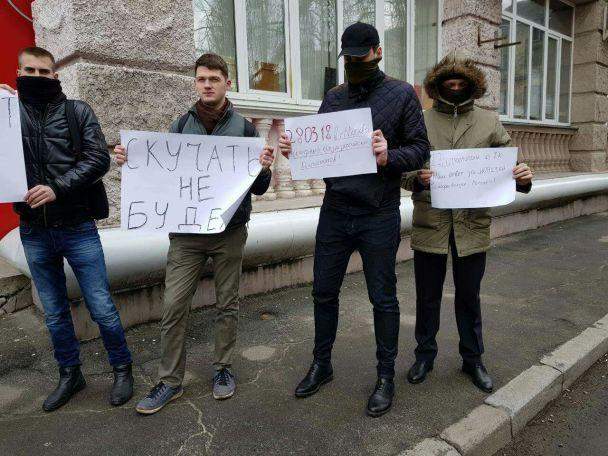 "Скучать не будем": в Киеве активисты "попрощались" с выдворенными российскими дипломатами (фото)