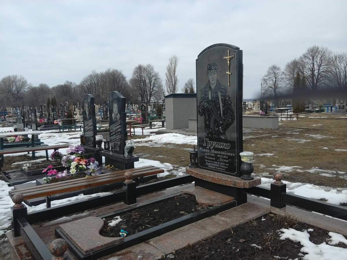 В Винницкой области вандалы сорвали украинский флаг с могилы погибшего бойца АТО (фото)