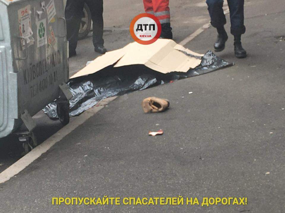 В Киеве девушка выпрыгнула из окна многоэтажки и разбилась (фото)