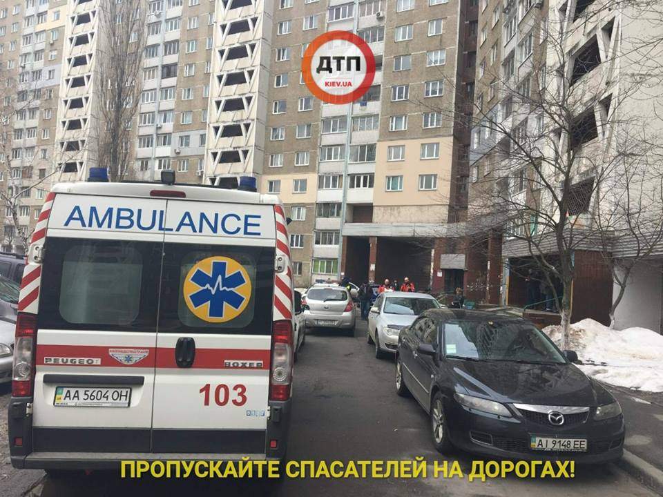 В Киеве девушка выпрыгнула из окна многоэтажки и разбилась (фото)