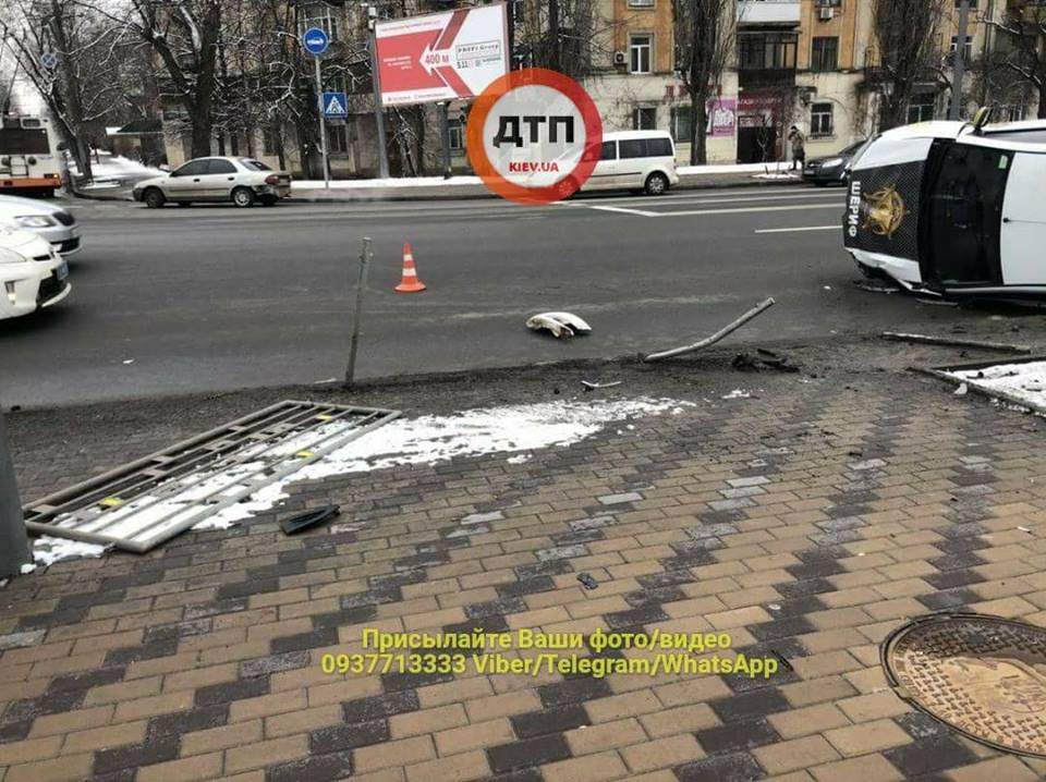 В Киеве двухэтажный автобус перевернул автомобиль 