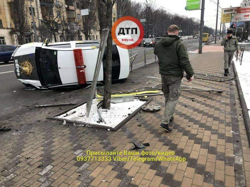 В Киеве двухэтажный автобус перевернул автомобиль "Шериф" (фото)