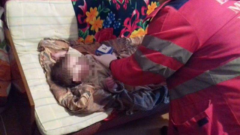 В Донецкой области горе-мать на несколько дней оставила троих детей в закрытой квартире (фото)