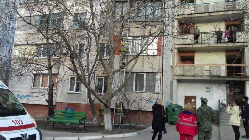 В Донецкой области горе-мать на несколько дней оставила троих детей в закрытой квартире (фото)