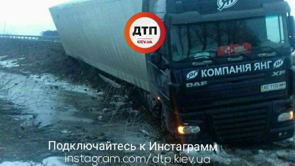 На трассе Киев-Харьков водитель грузовой фуры съехал в кювет (фото)