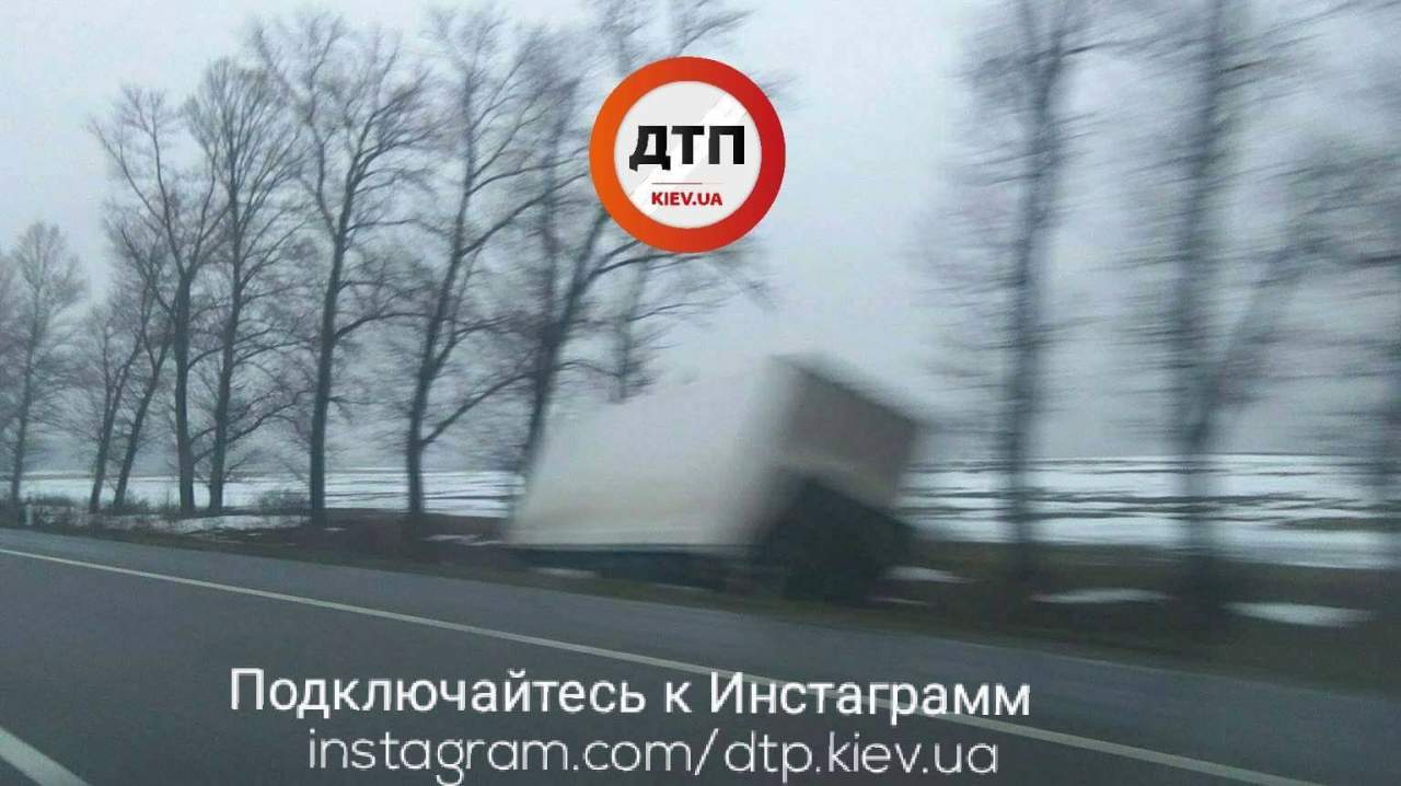 На трассе Киев-Харьков водитель грузовой фуры съехал в кювет (фото)