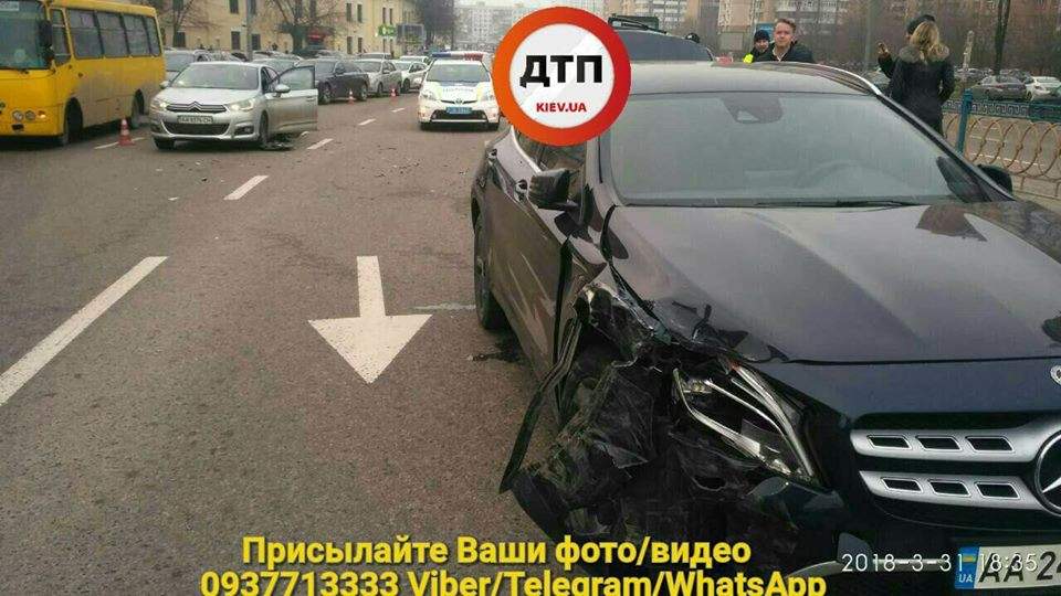 В Киеве автомобиль "Mercedes" протаранил два автомобиля, образовалась пробка (фото)